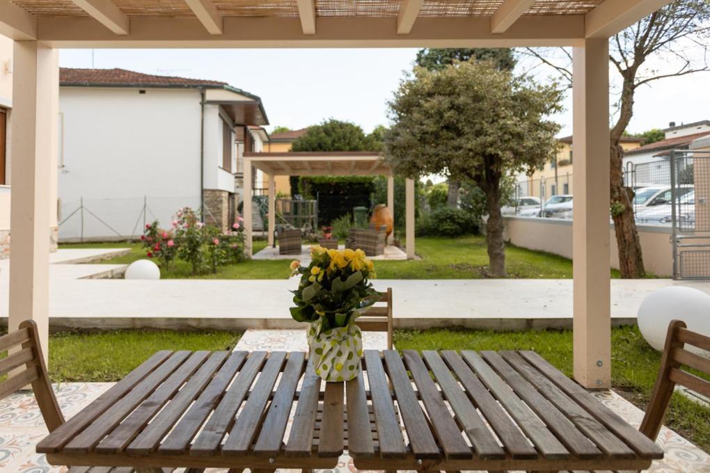 Villa Rosa Antica Лука Екстериор снимка