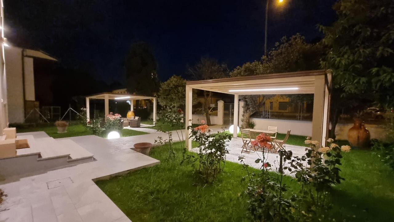 Villa Rosa Antica Лука Екстериор снимка